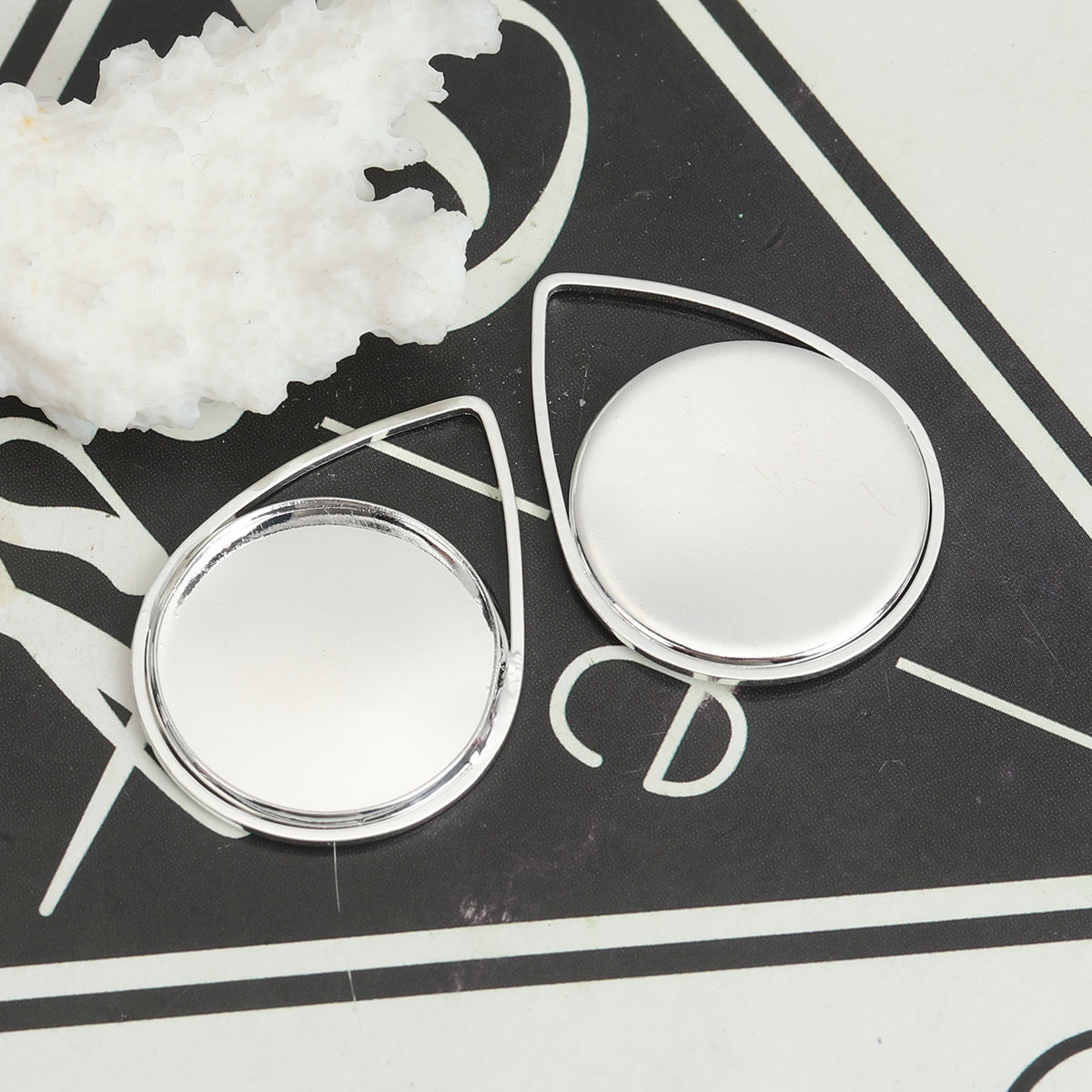 Picture of 5 PCs Brass Cabochon Settings Pendants Drop Silver Plated (Fits 20mm Dia.) 31mm x 23mm