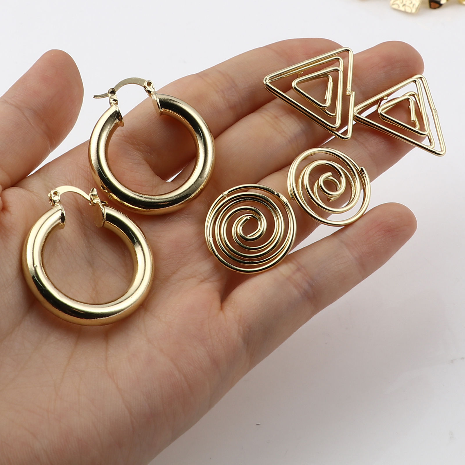 Immagine di Orecchini a Perno Tappi di Orecchini W/ Loop 2 Pz