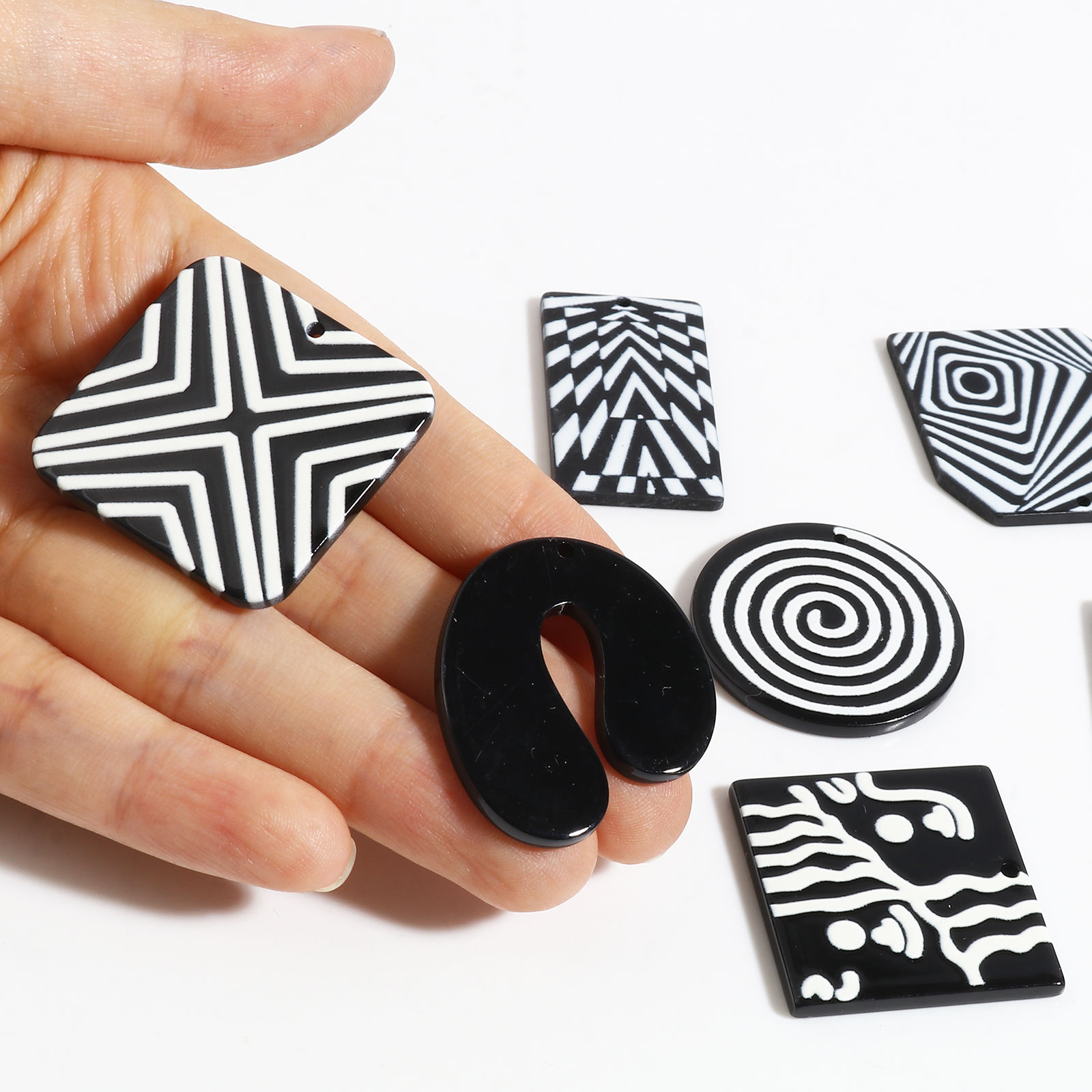 Picture of Resin Pendants Geometric Black & White 10 PCs