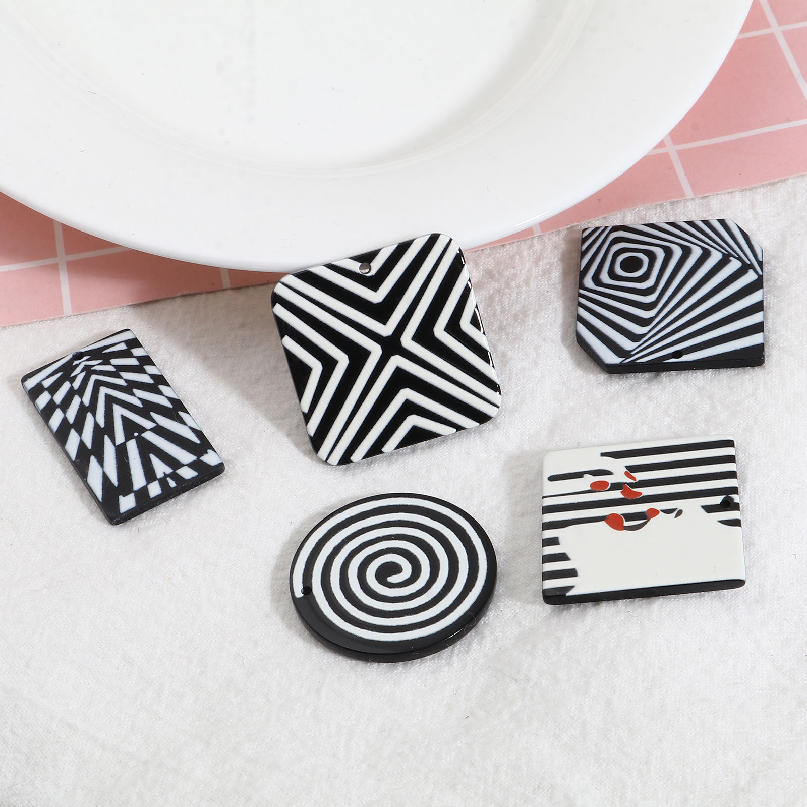 Picture of Resin Pendants Geometric Black & White 10 PCs