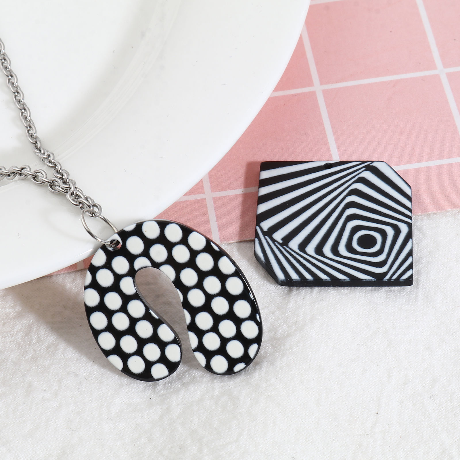 Picture of Resin Pendants Geometric Black & White 10 PCs