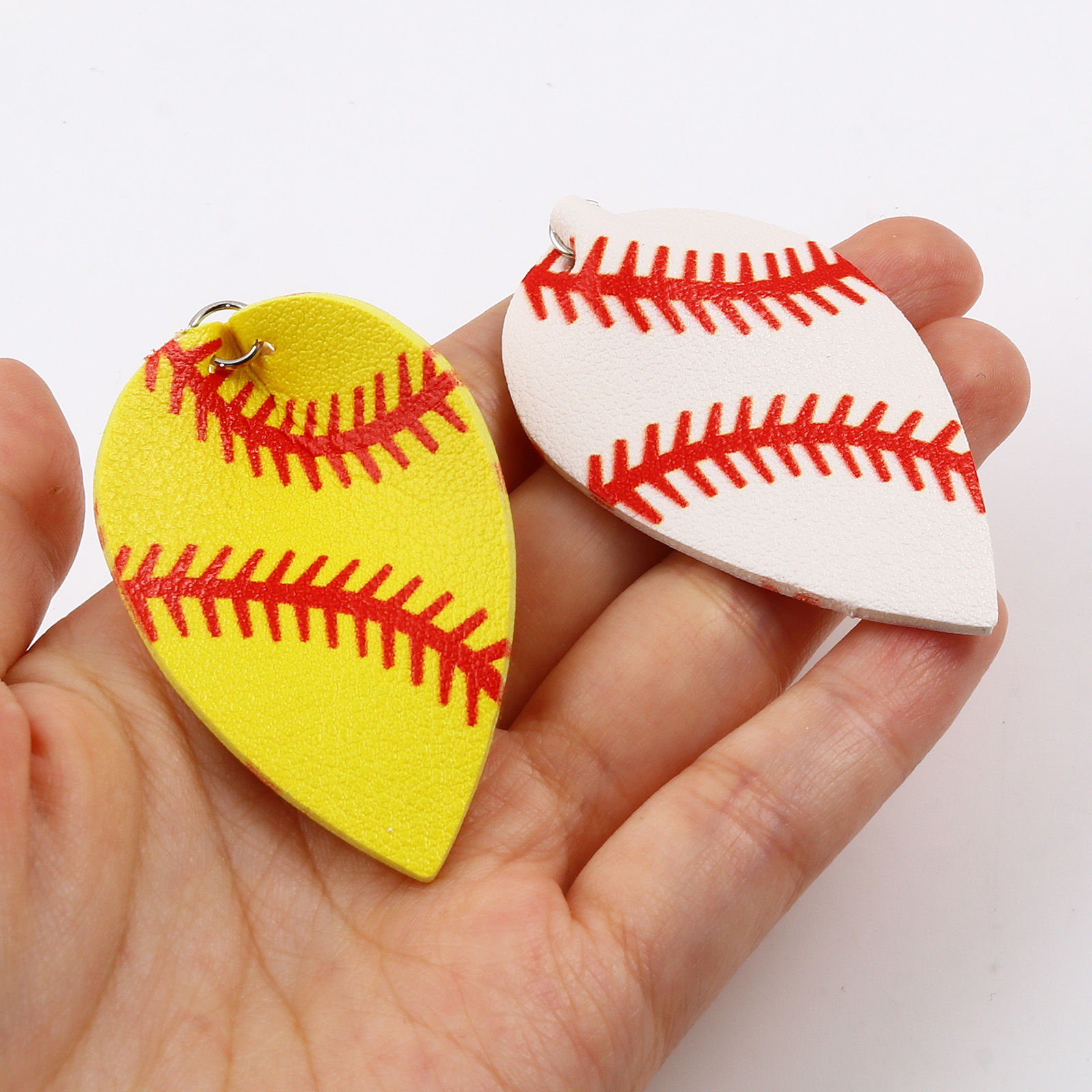 ポリウレタン スポーツ ペンダント 葉 シルバートーン 多色 5.8cm x 3.5cm、 5 個 の画像