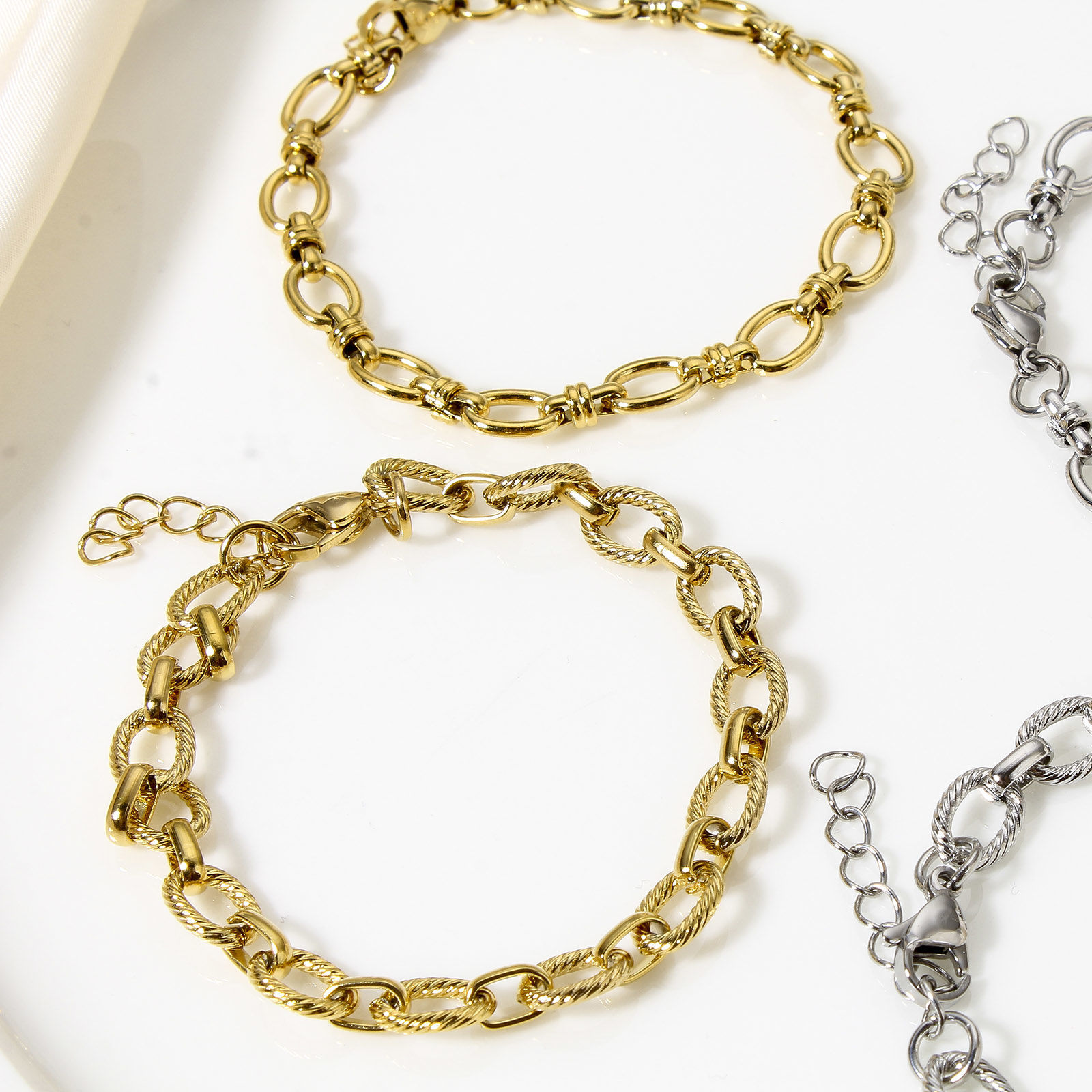 Picture of Wholesale 304 Stainless Steel 8 Shape Chain Bracelets, Vacuum Plating, Unisex Stylish Minimalist Gift Jewelry Supply