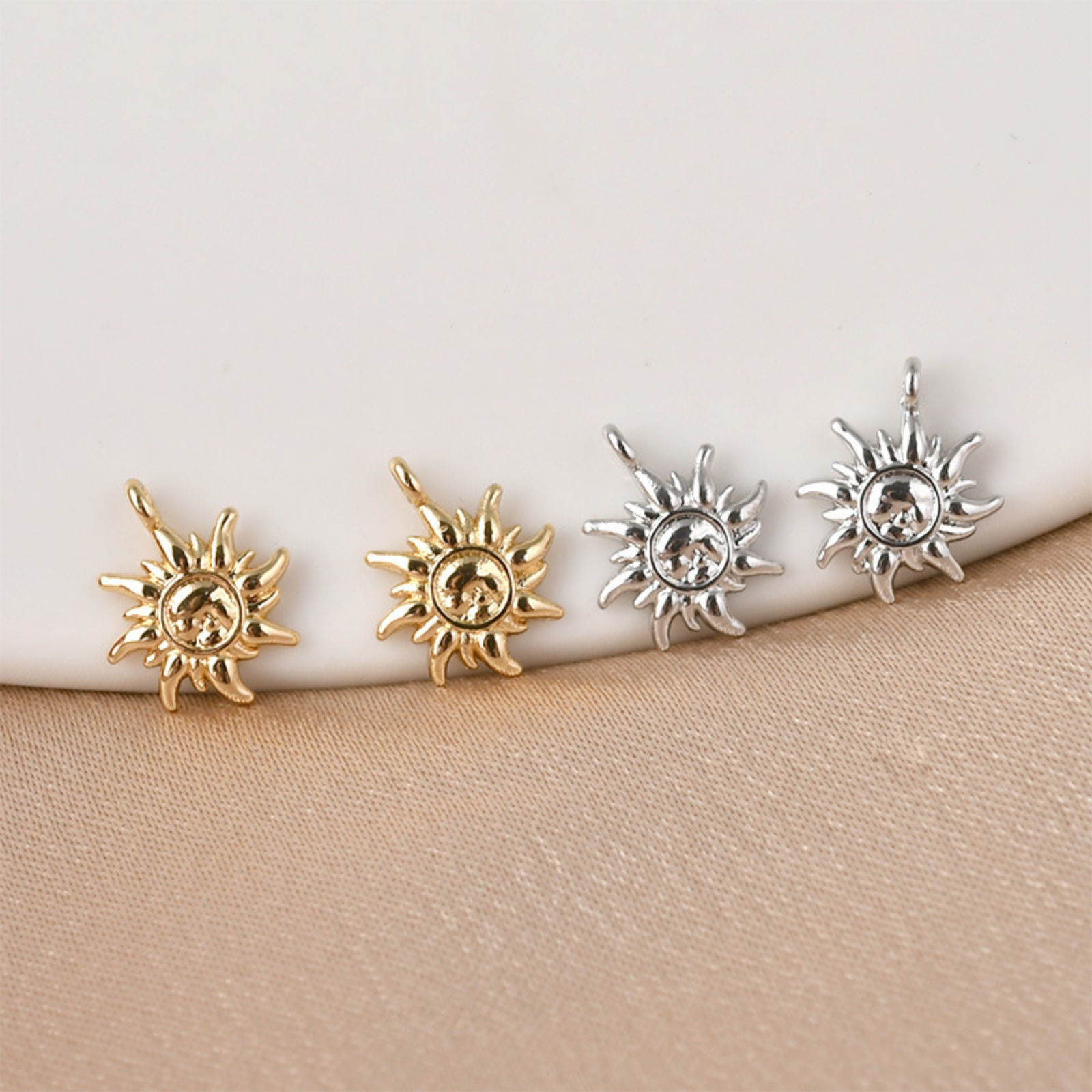 Image de 2 Pcs Breloques Galaxie en Laiton Soleil 12mm x 10mm
