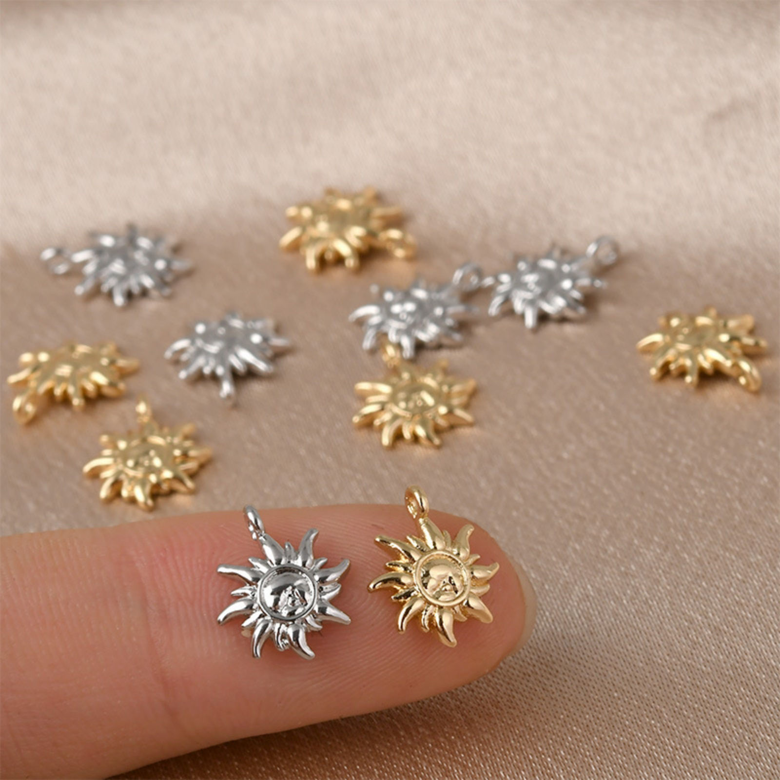Image de 2 Pcs Breloques Galaxie en Laiton Soleil 12mm x 10mm