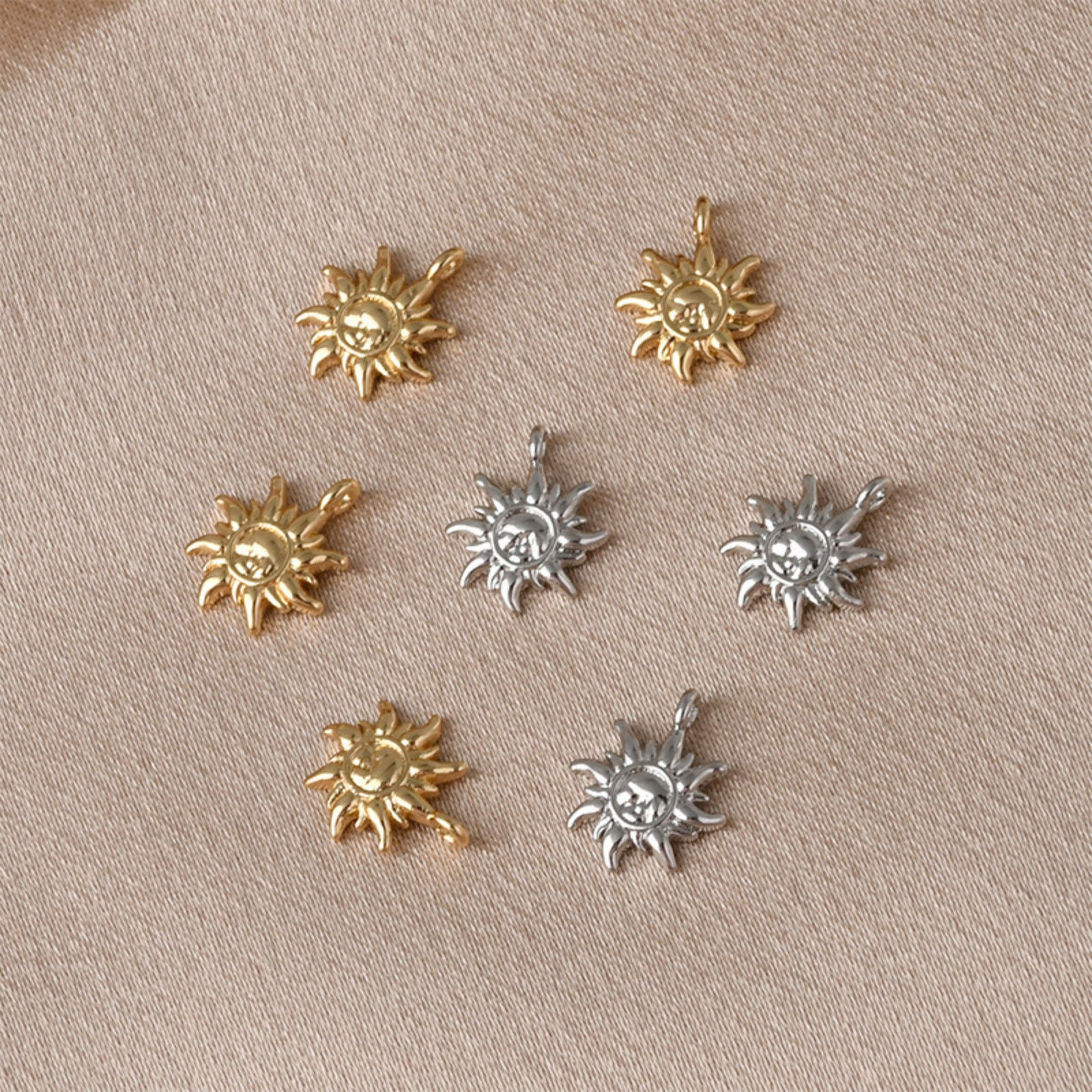 Image de 2 Pcs Breloques Galaxie en Laiton Soleil 12mm x 10mm