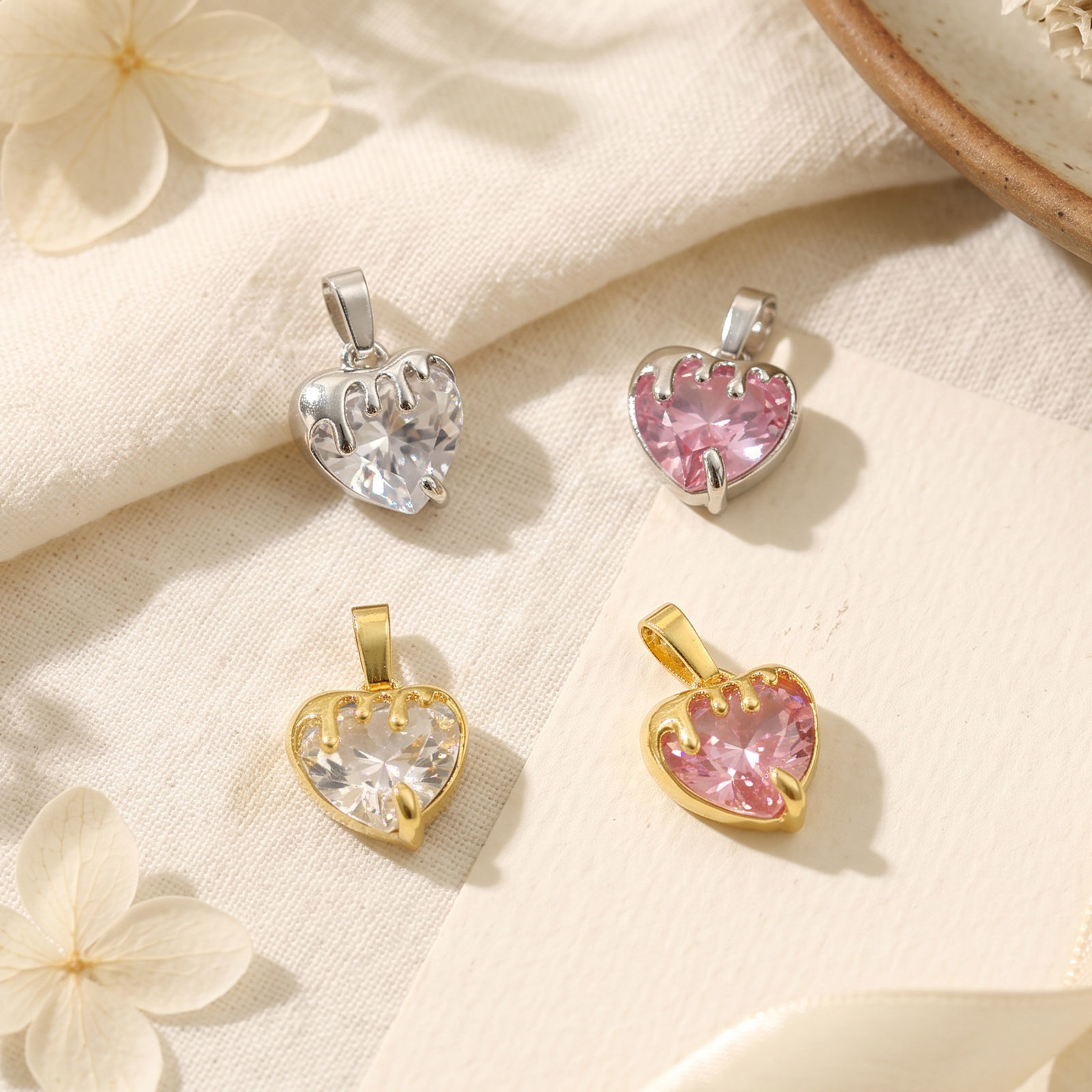 Bild von 2 Stück Messing + Kubisch Zirkonia Valentinstag Charm-Anhänger Großhandel, Bunt Herz Klar Zirkonia 18mm x 11.5mm
