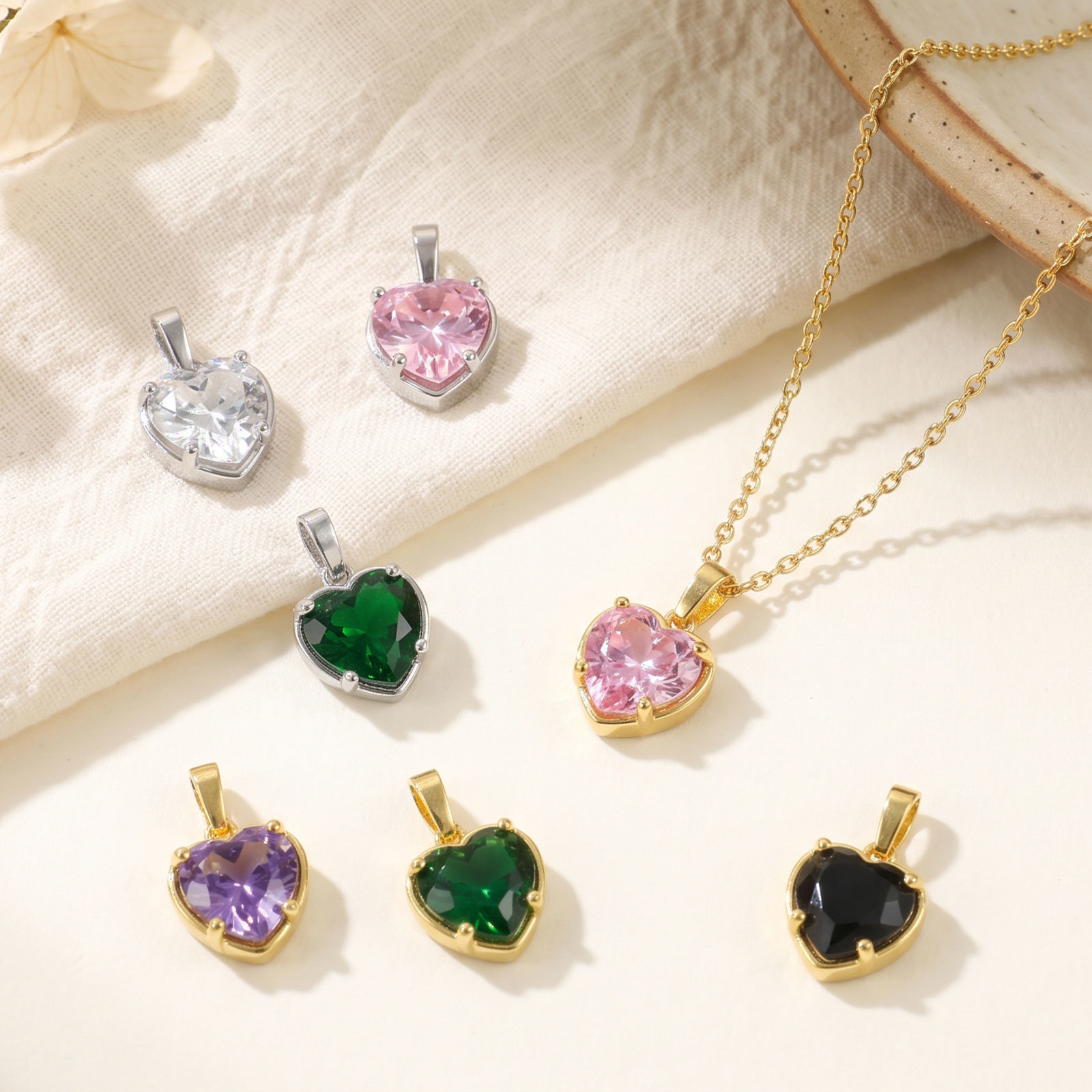 1 個 真鍮+ジルコン バレンタイン・デー チャーム ペンダント 卸売り, ハート 多色 19mm x 12mm、 の画像