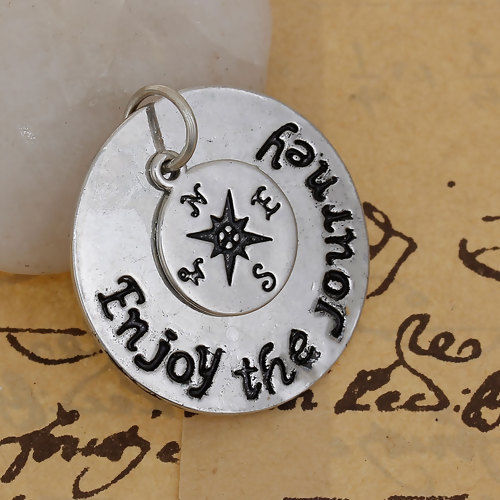 真鍮 ペンダント コンパス 銀古美 文字 " Enjoy The Journey" 32mmx 30mm、 1 個 の画像