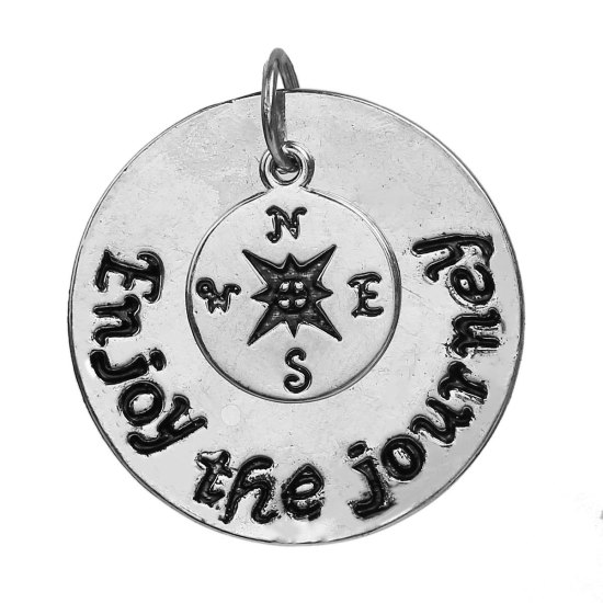 真鍮 ペンダント コンパス 銀古美 文字 " Enjoy The Journey" 32mmx 30mm、 1 個 の画像