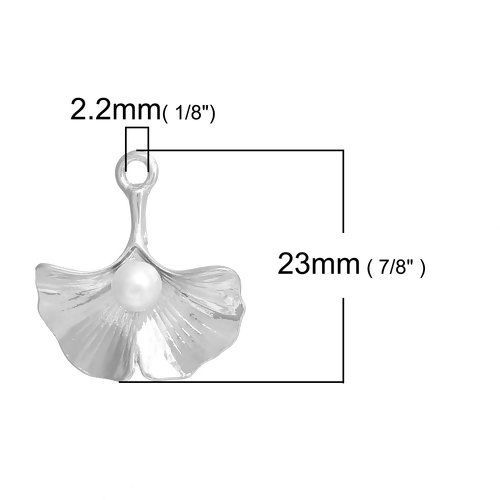真鍮 パール チャーム イチョウ葉 シルバートーン 白 アクリル模造 23mmx 21mm、 10 個 の画像
