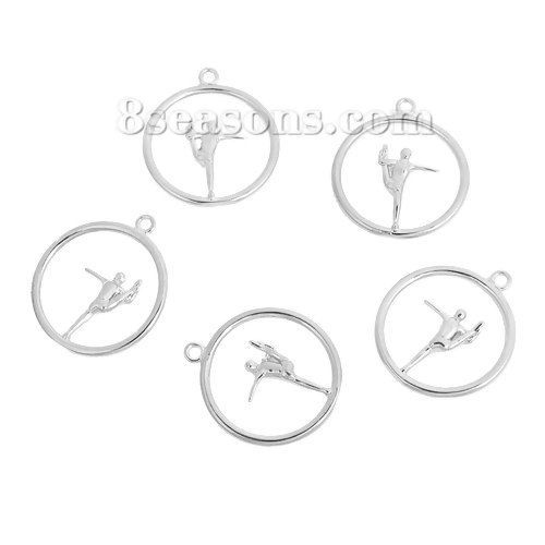 真鍮 リリパット チャーム 円形 シルバートーン 人物 29mmx 26mm、 2 個 の画像