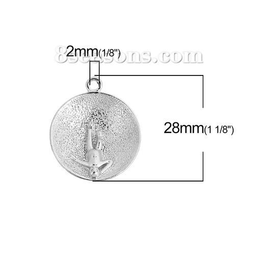 真鍮 リリパット チャーム シルバートーン 人物 28mmx 24mm、 2 個 の画像