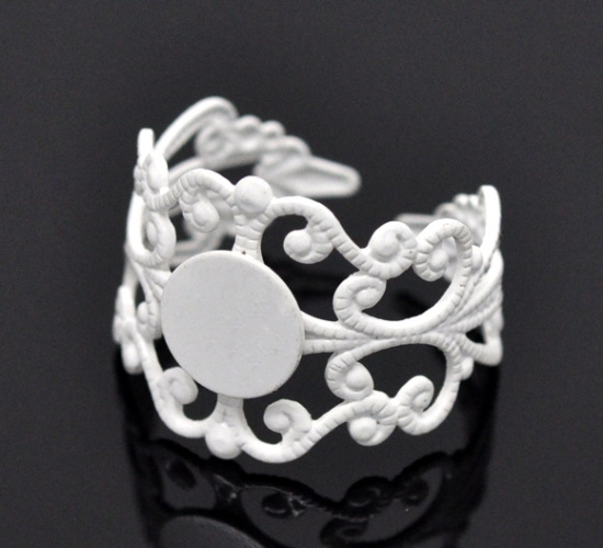 Image de Bague Adjustable Plateau en Laiton Rond Blanc Fleur Creux (Convenable à Cabochon 8mm Dia) 18.3mm (Taille d'US 8), 20 PCs