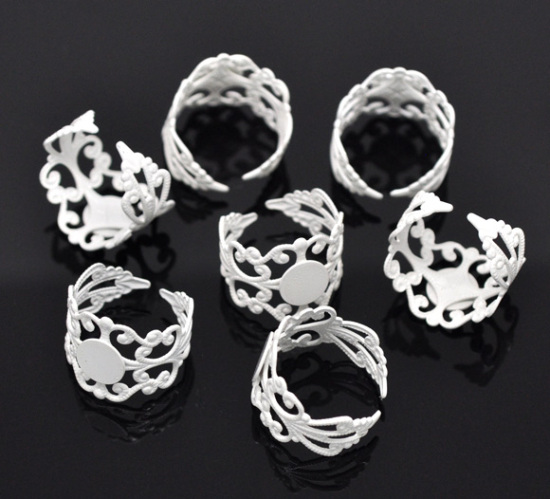 Image de Bague Adjustable Plateau en Laiton Rond Blanc Fleur Creux (Convenable à Cabochon 8mm Dia) 18.3mm (Taille d'US 8), 20 PCs