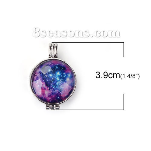 亜鉛合金 レジン セッティング台 ミール皿 夜光 アロマ ディフューザー ペンダント 円形 シルバートーン 紫 銀河 宇宙彫刻 オープン可能 ( 24mmに合う) 39mm x 27mm、 1 個 の画像
