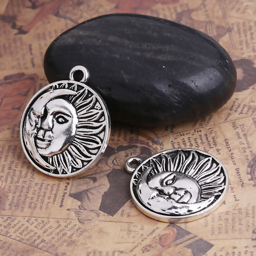 Bild von Zinklegierung Böhmischer Stil Charms Rund Antiksilber Sonne und Mondgesicht 29mm x 25mm, 20 Stück