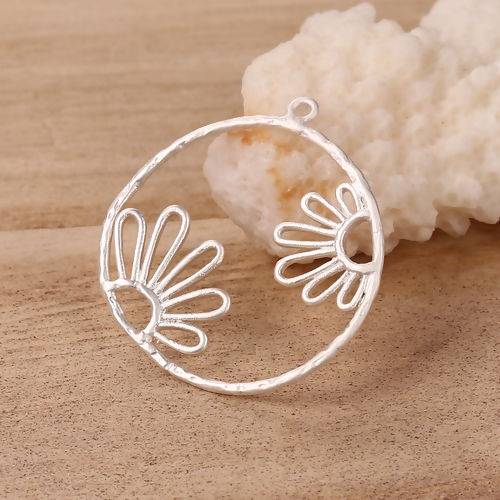真鍮 チャーム 円形 マットシルバー 花 29mm x 26mm、 3 個 の画像