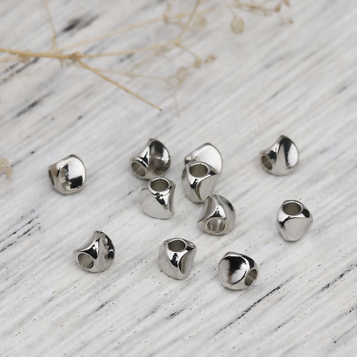 Imagen de Brass Beads Triangle Silver Tone About 4mm( 1/8") x 4mm( 1/8"), Hole: Approx 1.4mm, 100 PCs