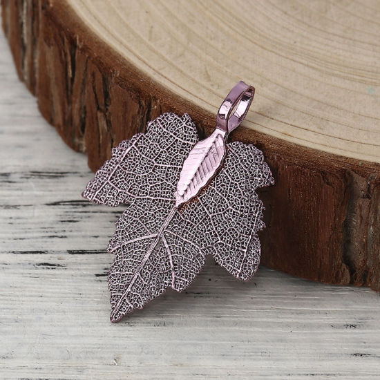 Image de Pendentifs en Laiton Feuille d'érable Pourpre 36mm x 28mm - 34mm x 27mm, 2 Pcs