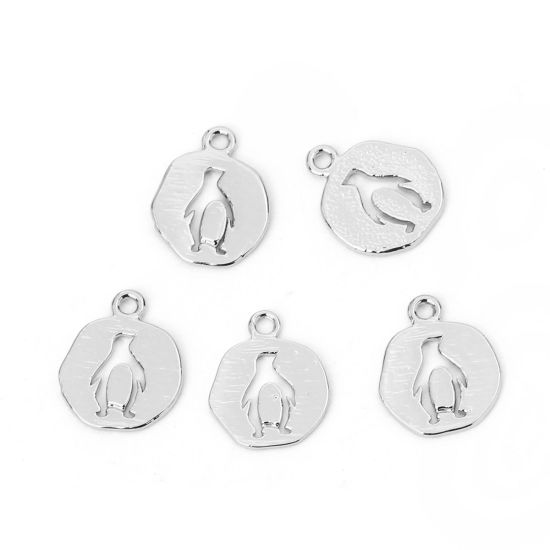 真鍮 チャーム 円形 シルバートーン ペンギン 14mm x 11mm、 5 個 の画像