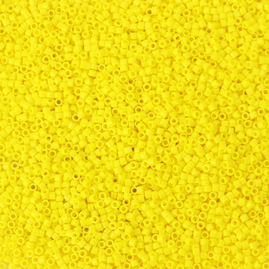 （日本輸入） ガラス デリカシードビーズ 竹ビーズ 黄色 不透明 1.7mm x 1.3mm, 穴: 約 0.8mm, 3 グラム (約 210 個 /グラム) の画像