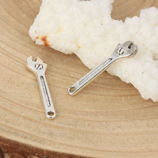 Bild von Zinklegierung Charms Schraubenschlüssel Antiksilber 23mm x 6mm, 50 Stück