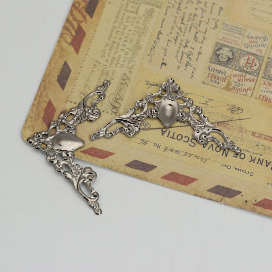 合金 透かしパーツ 装飾 三角形 ガンメタル 花のつる彫刻 31mm x 16mm、 30 個 の画像