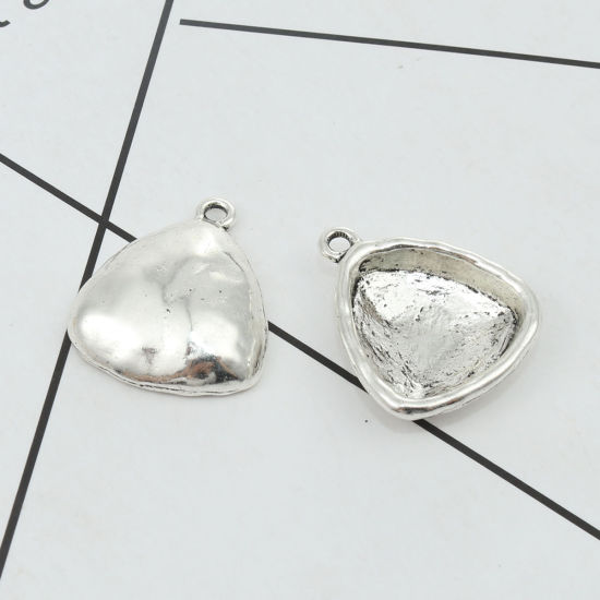 亜鉛合金 レジン セッティング台 ミール皿 チャーム 三角形 銀古美 ( 19mm x 18mmに合う) 28mm x 23mm、 10 個 の画像