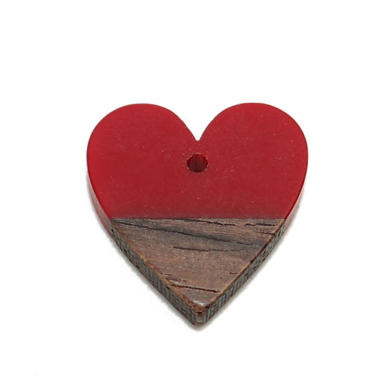 Image de Breloques en Résine & Bois Naturel Résine à Effet de Bois Naturel Cœur Rouge Foncé 18mm x 17mm, 5 Pcs