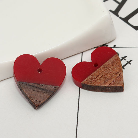 Image de Breloques en Résine & Bois Naturel Résine à Effet de Bois Naturel Cœur Rouge Foncé 18mm x 17mm, 5 Pcs