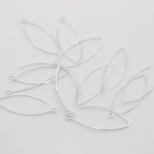 スターリングシルバー イヤリング パーツ シルバー ループ付き 3.4cm x 1.3cm 、 ポスト/ワイヤーサイズ： （21号） 、 1 グラム (約 2-4 個) の画像