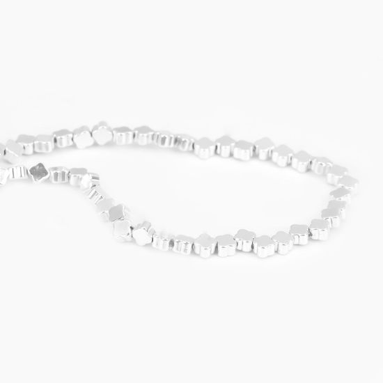 Image de (Classement B) Perles en Hématite （ Naturel ） Fleur Argent 4mm x 4mm, Trou: env. 1mm, 39.5cm long, 1 Enfilade (Env. 106 Pcs/Enfilade)