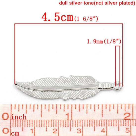 亜鉛合金 ペンダント 羽 シルバートーン 45mm x 11mm、 4 個 の画像