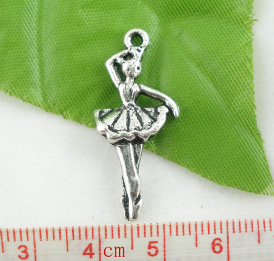 Immagine di Lega di Zinco Charm Ciondoli Ragazza ballante Argento Antico Nulla Disegno 31x13mm, 20 Pz