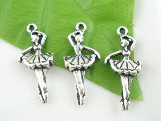 Immagine di Lega di Zinco Charm Ciondoli Ragazza ballante Argento Antico Nulla Disegno 31x13mm, 20 Pz