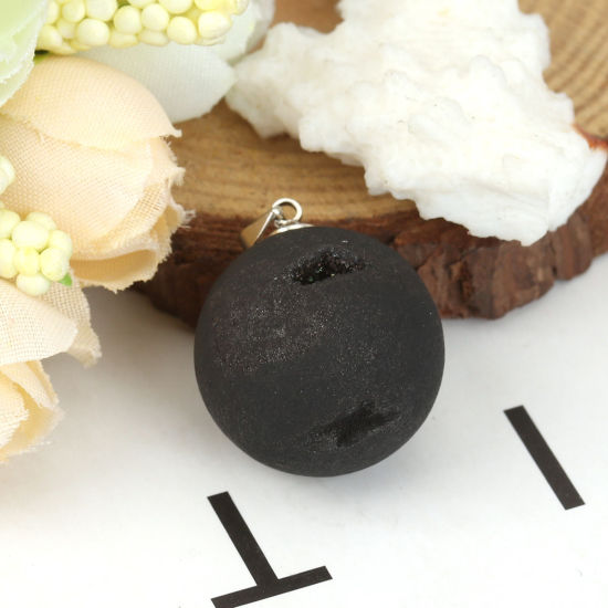 Image de 1 Pièce (Classement A) Pendentif Breloque Druzy en Laiton & Agate ( Naturel ) Rond Argent Mat Gris-Noir Couleur AB 29mm x 20mm