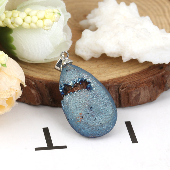 (グレードA) 真鍮+アゲート ( 天然 ) ドゥルージー ペンダント 滴 ドロップ シルバートーン 青 ABカラー 3.4cm x 1.7cm、 1 個 の画像