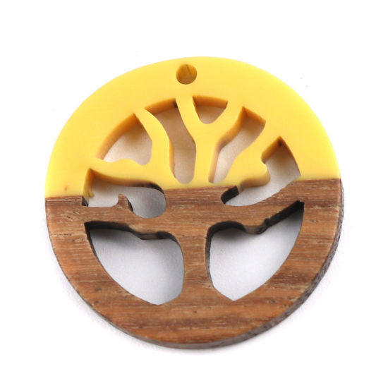 Image de Breloques Résine à Effet de Bois Naturel Rond Jaune Arbres 28mm Dia, 2 Pcs