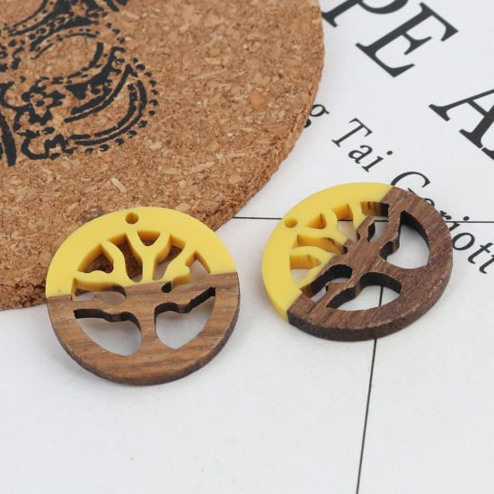 Image de Breloques Résine à Effet de Bois Naturel Rond Jaune Arbres 28mm Dia, 2 Pcs