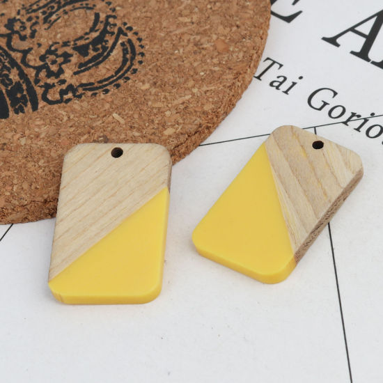 Image de Pendentifs Résine à Effet de Bois Naturel Rectangle Jaune 3.3cm x 2.1cm, 2 Pcs