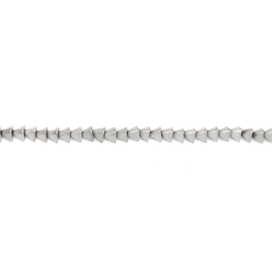 Image de (Classement B) Perles en Hématite （ Naturel ） Triangle Argent Mat 5mm x 4mm, Trou: env. 1mm, 39cm long, 1 Enfilade (Env. 120 Pcs/Enfilade)