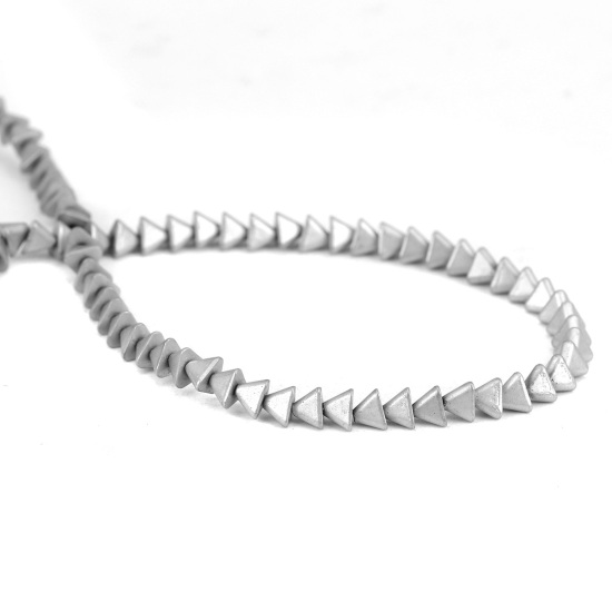 Image de (Classement B) Perles en Hématite （ Naturel ） Triangle Argent Mat 5mm x 4mm, Trou: env. 1mm, 39cm long, 1 Enfilade (Env. 120 Pcs/Enfilade)