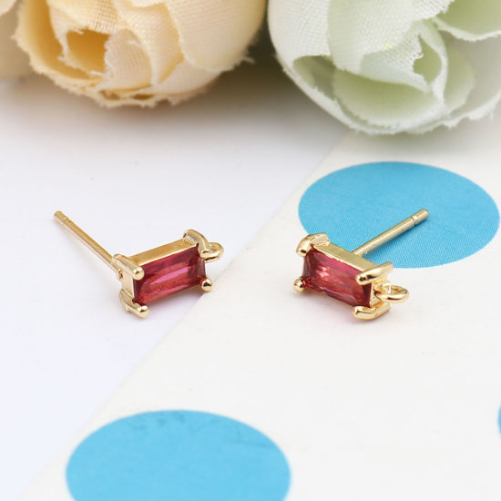 Image de 2 Pcs Boucles d'Oreilles Puces en Laiton Plaqué Or Véritable 18K Rectangle à Strass Rouge avec Boucle 9mm x 4mm, Epaisseur de Fil: 0.7mm(taille 21)