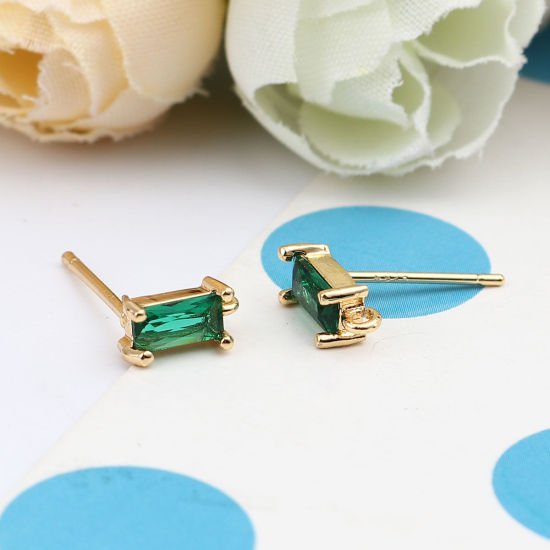 Image de 2 Pcs Boucles d'Oreilles Puces en Laiton Plaqué Or Véritable 18K Rectangle à Strass Vert avec Boucle 9mm x 4mm, Epaisseur de Fil: 0.7mm(taille 21)