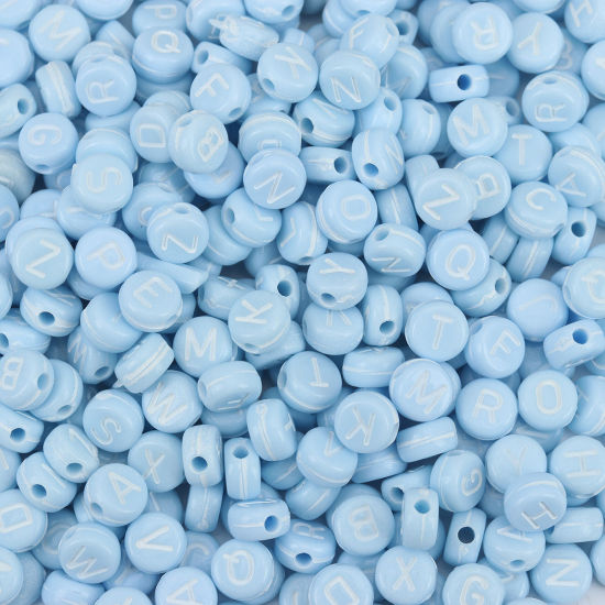 アクリル ビーズ フラットラウンド ランダムな色 水色 キャピタルレター柄 約 7mm 直径、 穴：約 1.7mm、 500 個 の画像