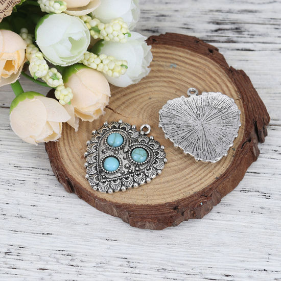 Image de Pendentifs Style Bohème en Alliage de Zinc+Acrylique Cœur Argent Vieilli Bleu-Vert Motif Sculpté Imitation Turquoise 35mm x 32mm, 5 Pcs