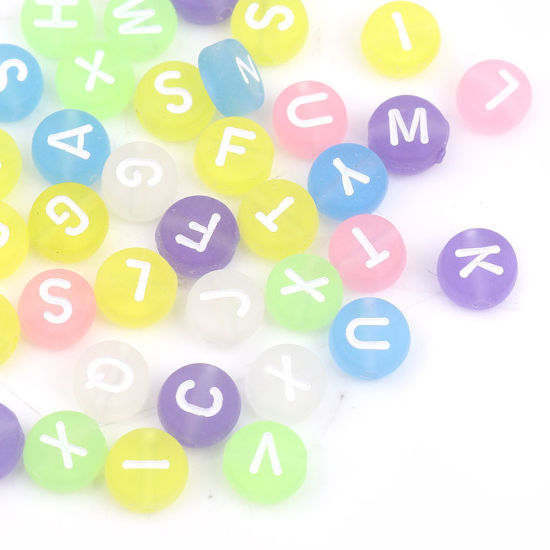 Image de Perles en Acrylique Plat-Rond Couleur au Hasard Alphabet Initial/ Lettre Majuscule Givré Env. 7mm Dia, Trou: env. 1.4mm, 500 Pcs