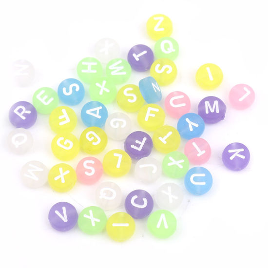 Image de Perles en Acrylique Plat-Rond Couleur au Hasard Alphabet Initial/ Lettre Majuscule Givré Env. 7mm Dia, Trou: env. 1.4mm, 500 Pcs