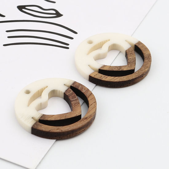 Image de Breloques en Résine Résine à Effet de Bois Naturel Rond Crème Cœur 25mm Dia, 5 Pcs